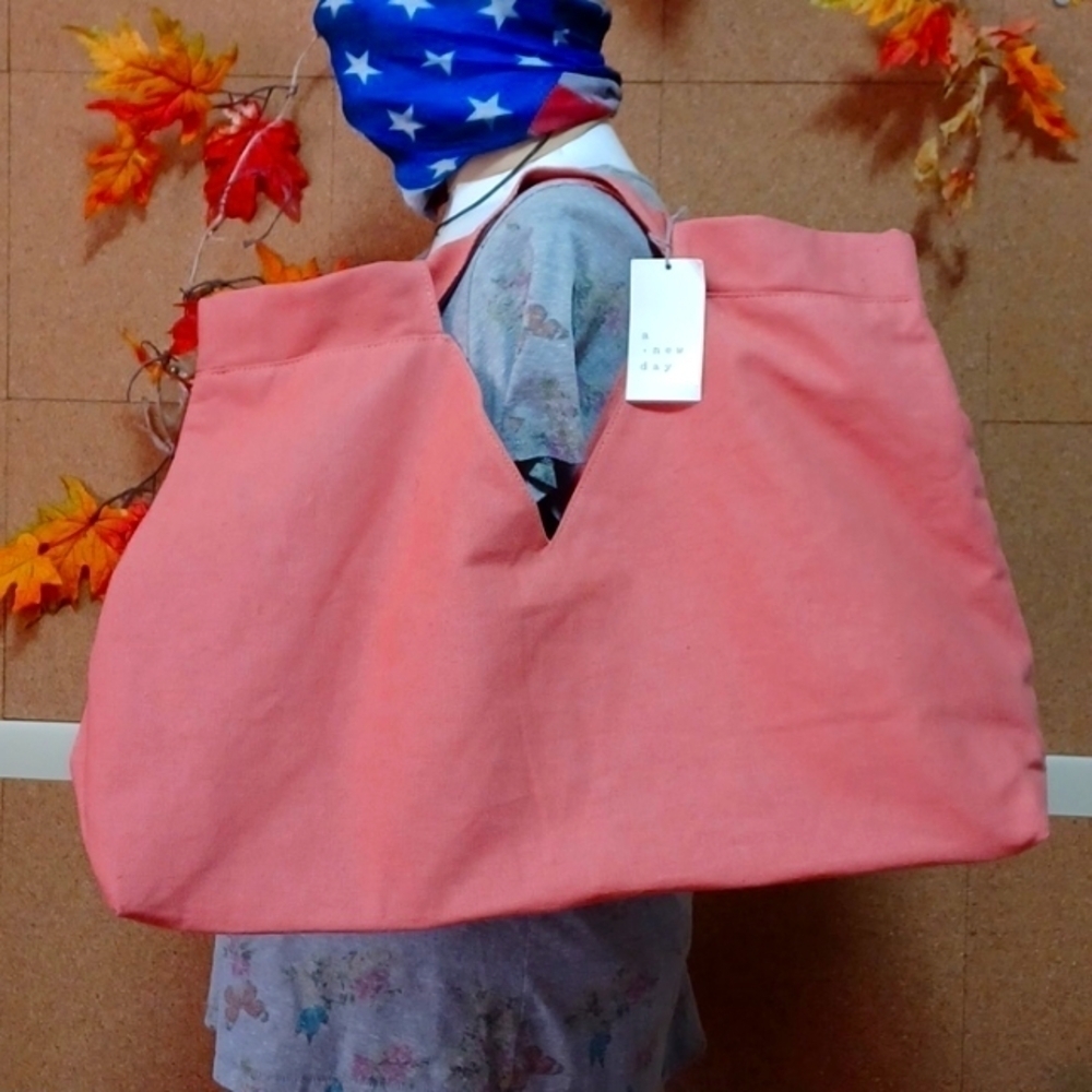 A NEW DAY WOMENS EXTRA LARGE SIZE BAG IN A BEAUTIFUL SALMON COLOR